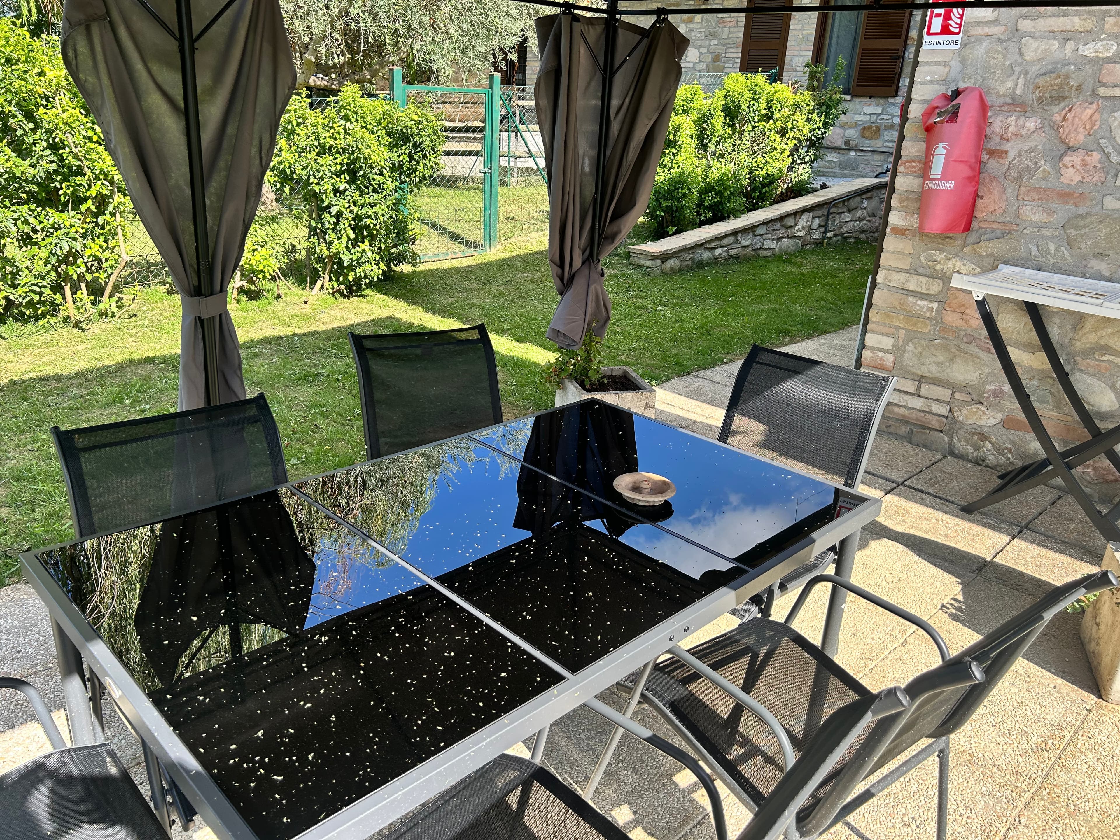 Zona pranzo sotto il gazebo di Sagittario