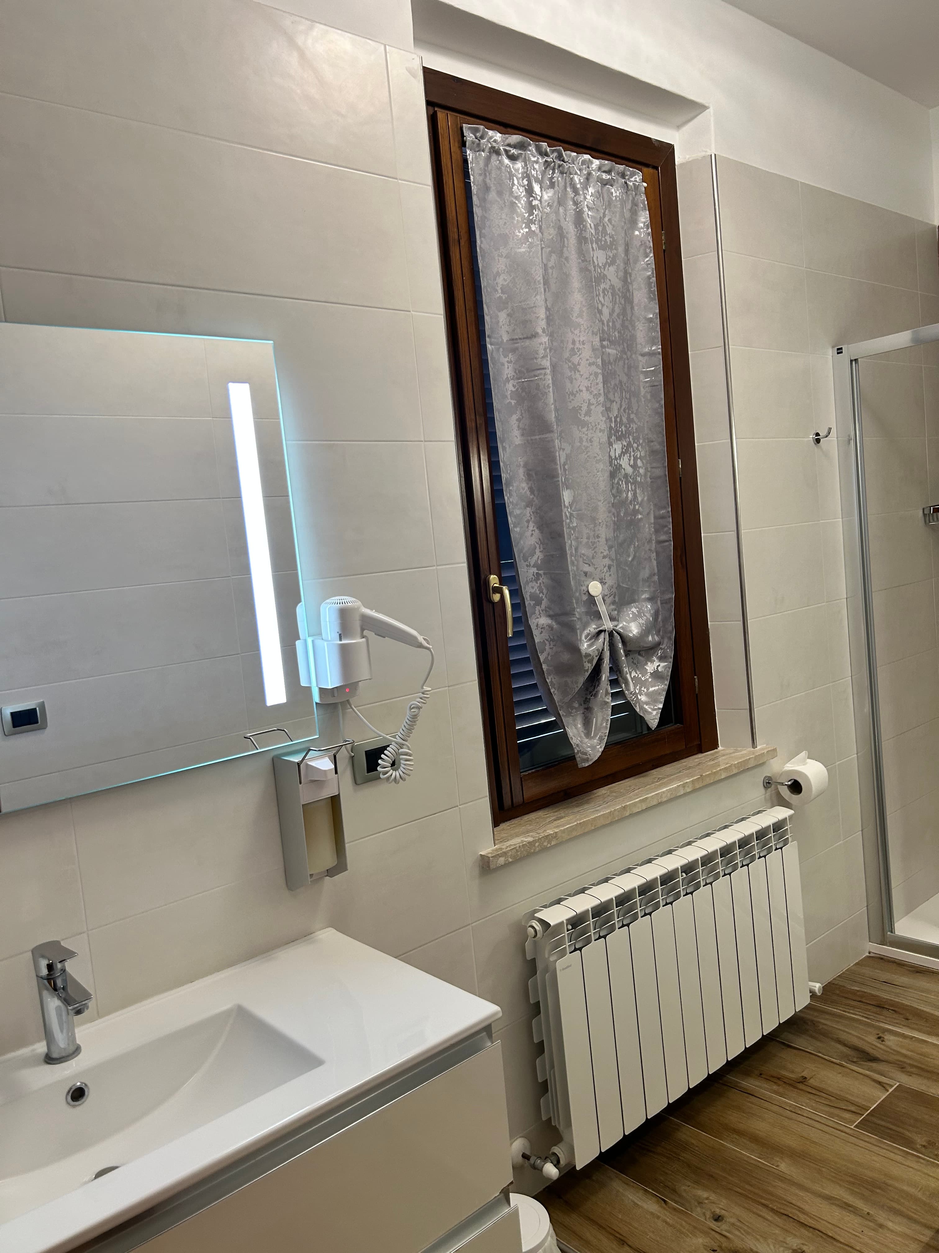 Bagno con doccia dell'appartamento Sagittario