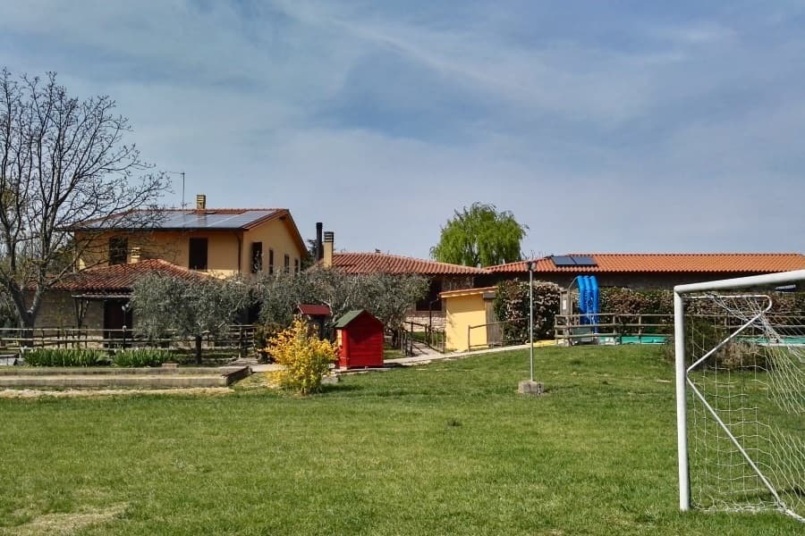 Campo da calcio e giardino di Agriturismo La Mora