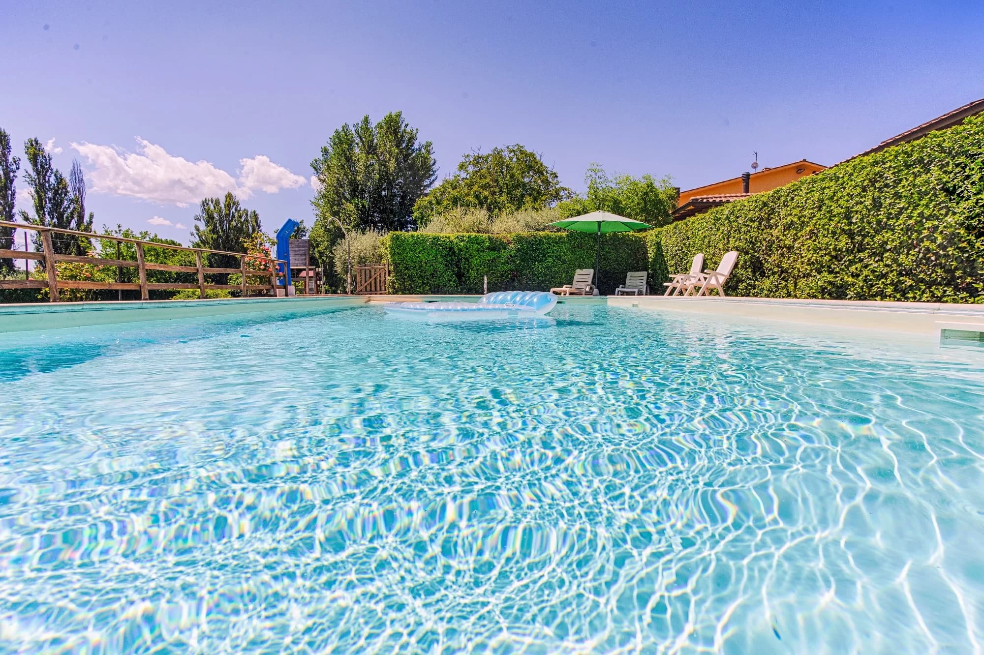 La piscina panoramica di Agriturismo La Mora vista di giorno