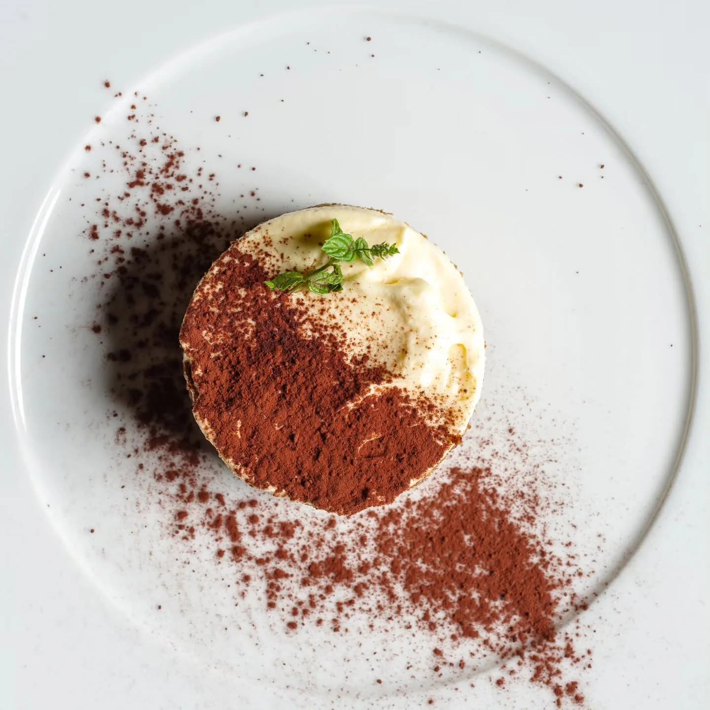 Dessert mit Kakao bestäubt