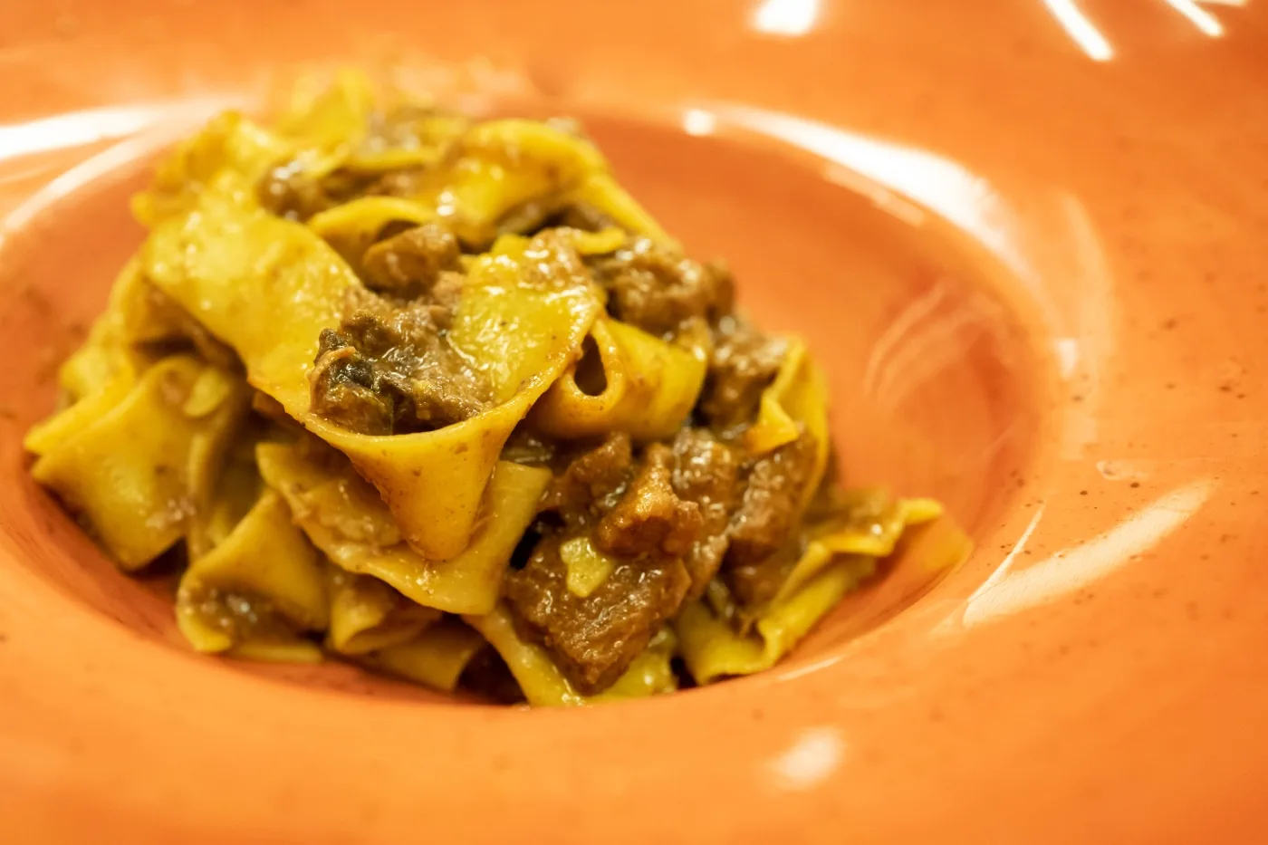 Ein Teller Pappardelle mit Soße