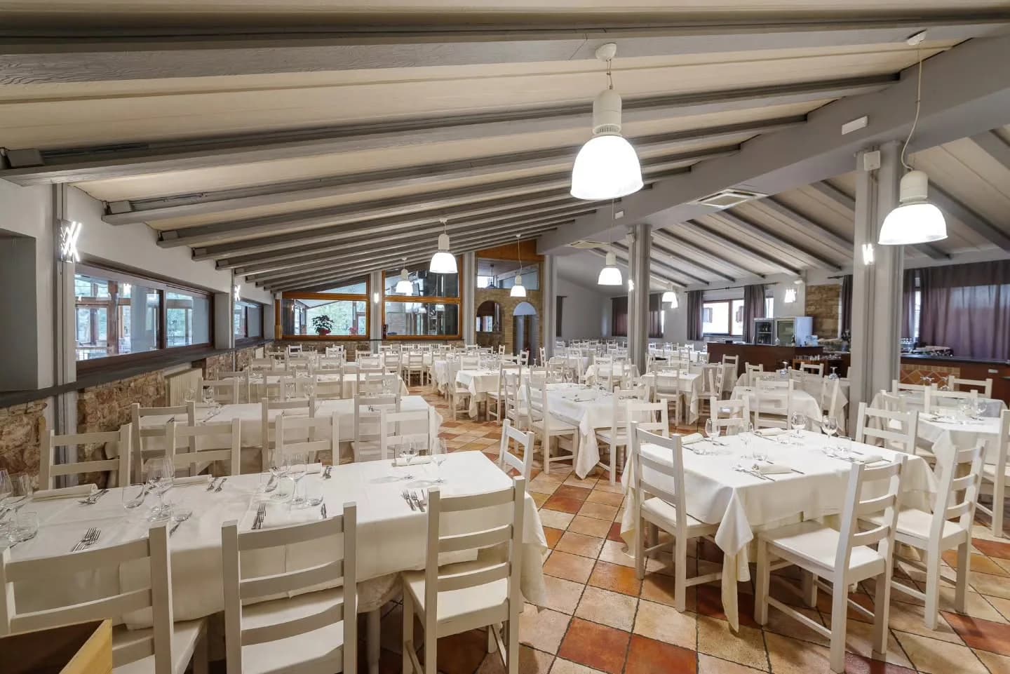Der große Speisesaal des Ristorante Carfagna mit gedeckten Tischen