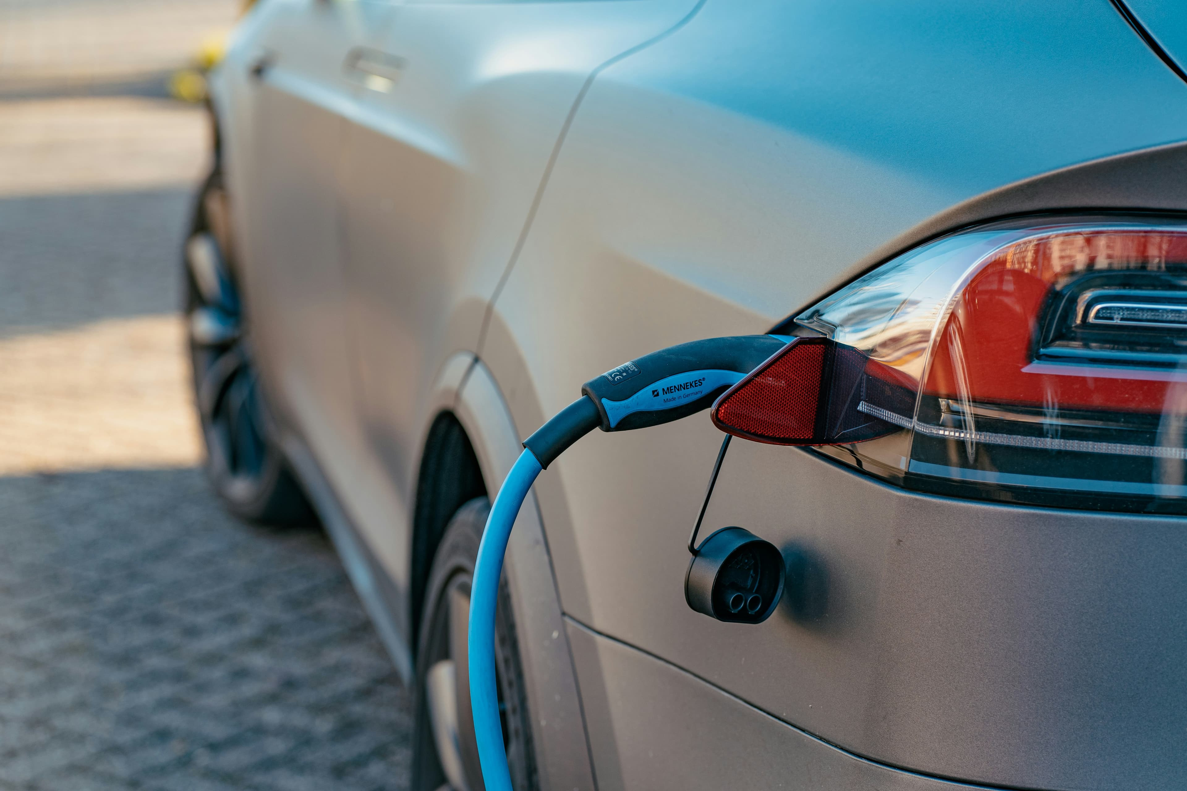 Colonnina di ricarica per auto elettriche nel parcheggio di Agriturismo La Mora