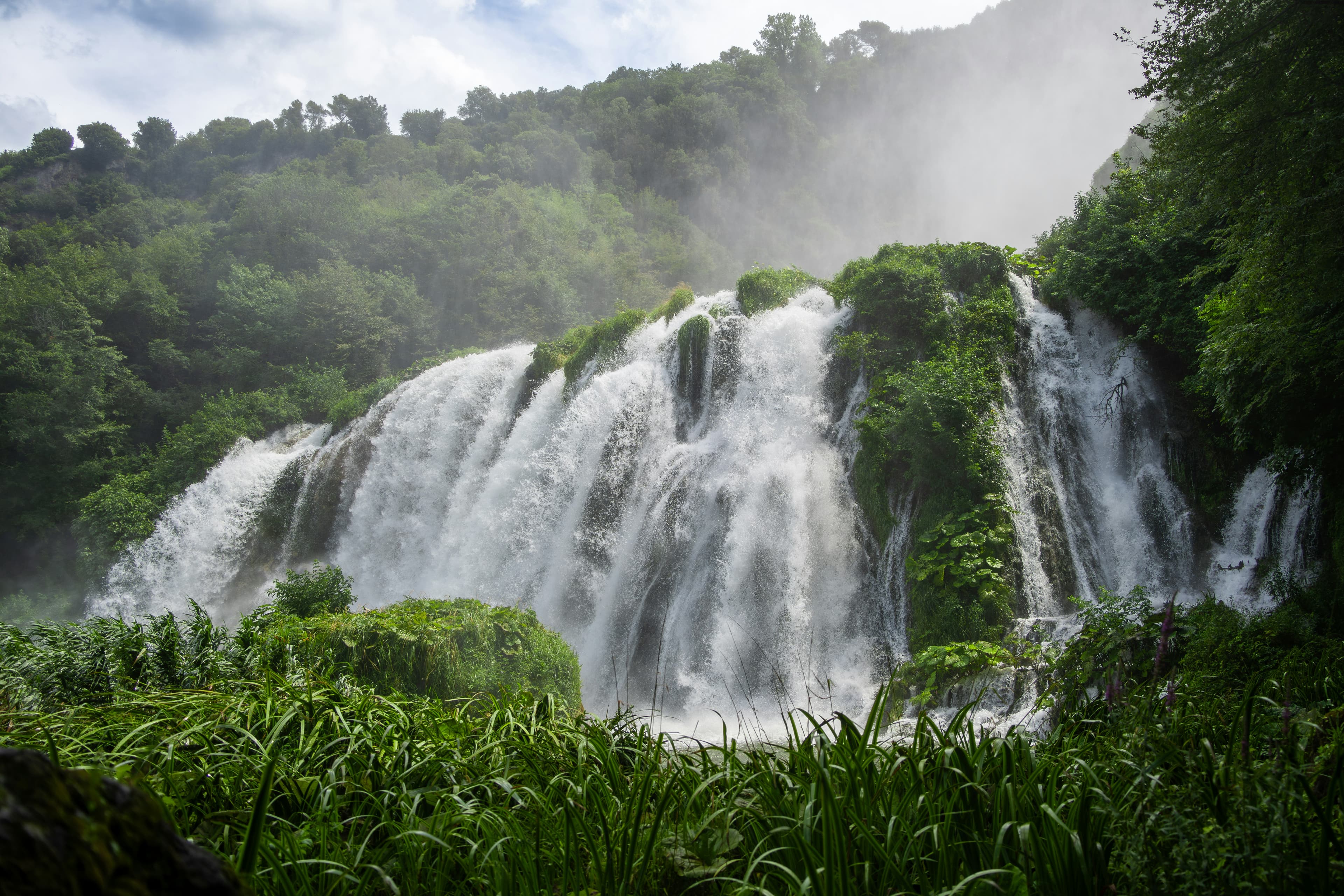 Vista ravvicinata delle Cascate delle Marmore in piena portata
