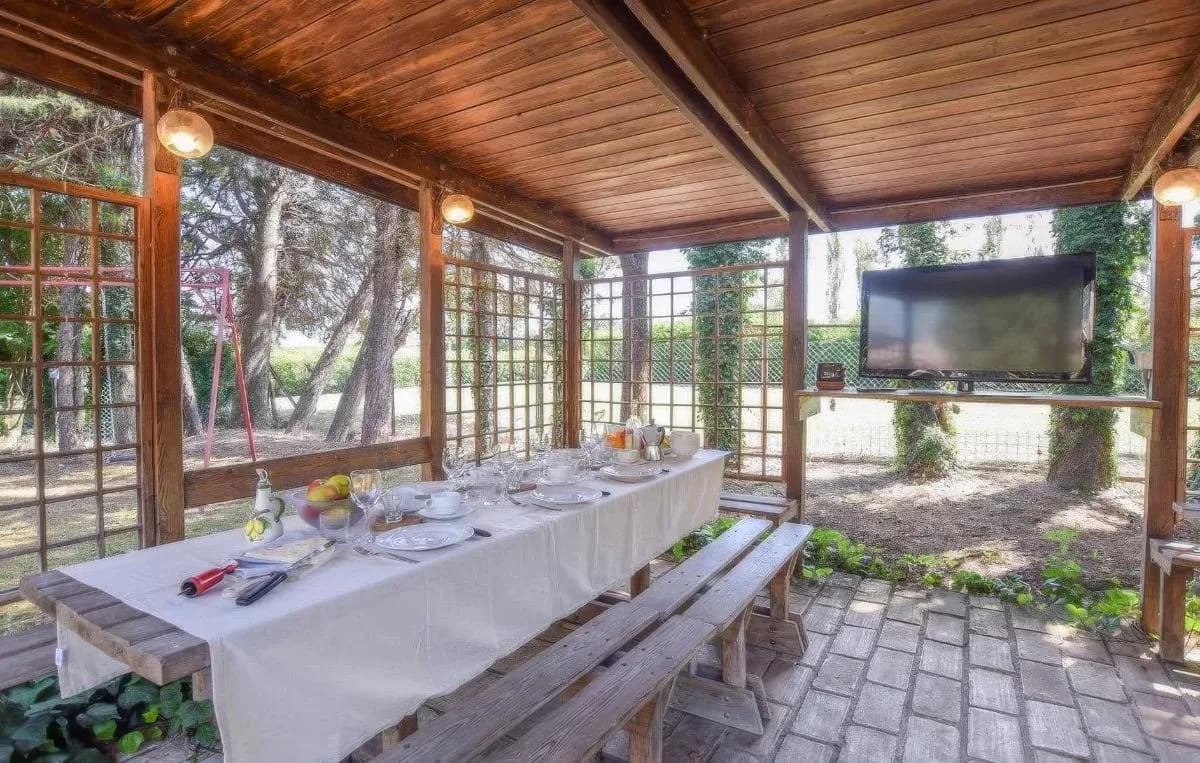 Gazebo esterno arredato di Villa Relax