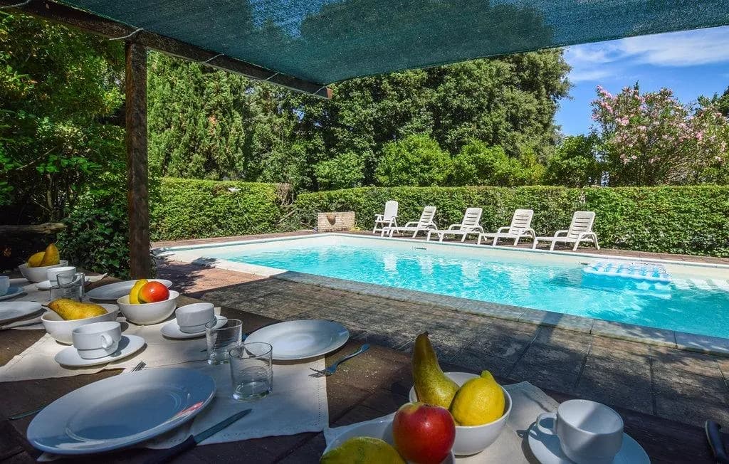 Bordo piscina arredato di Villa Relax