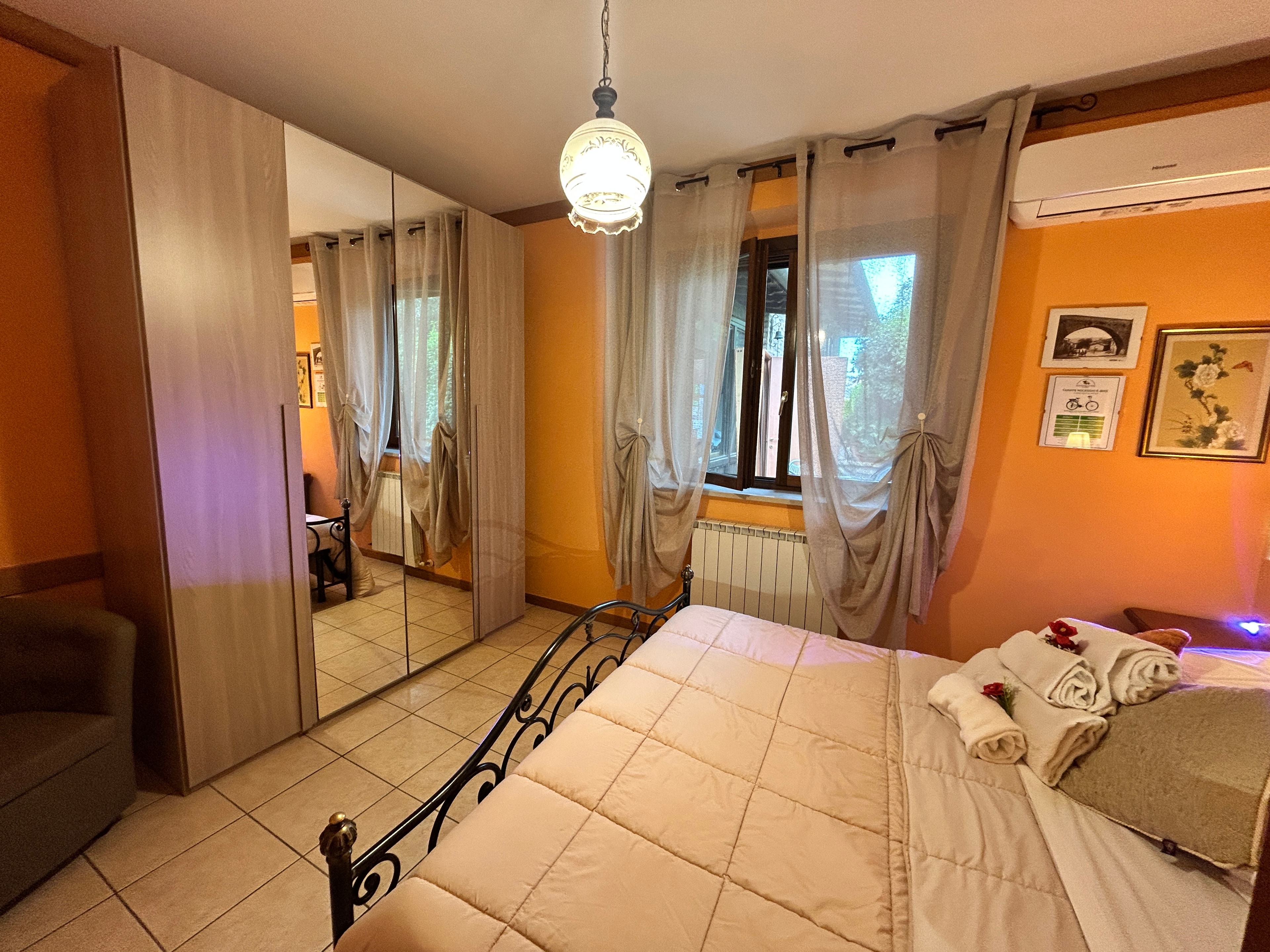 Camera da letto dell'appartamento Gemelli, Agriturismo La Mora