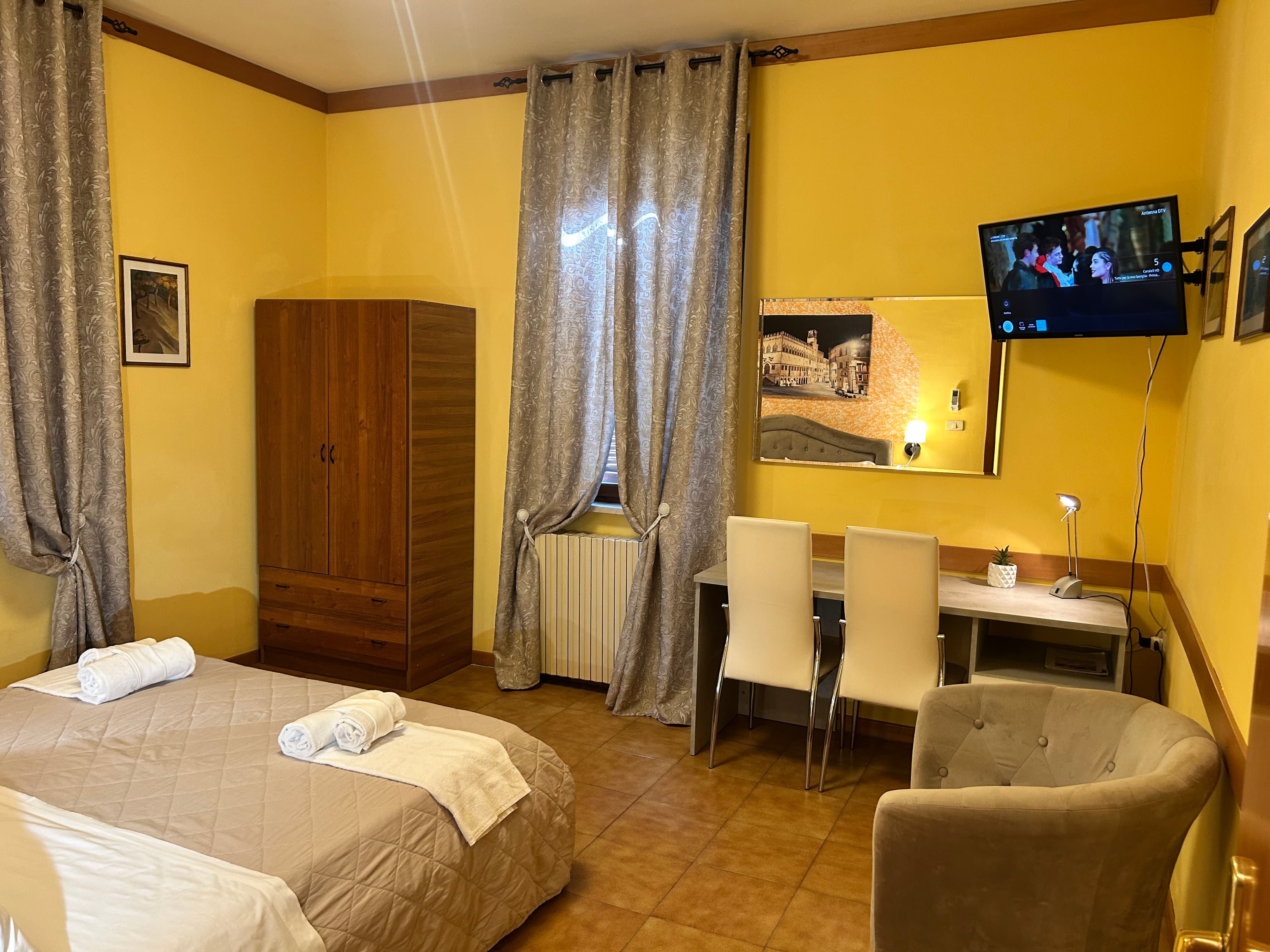 Lit double et coin salon de l'appartement Bilancia à l'Agriturismo La Mora