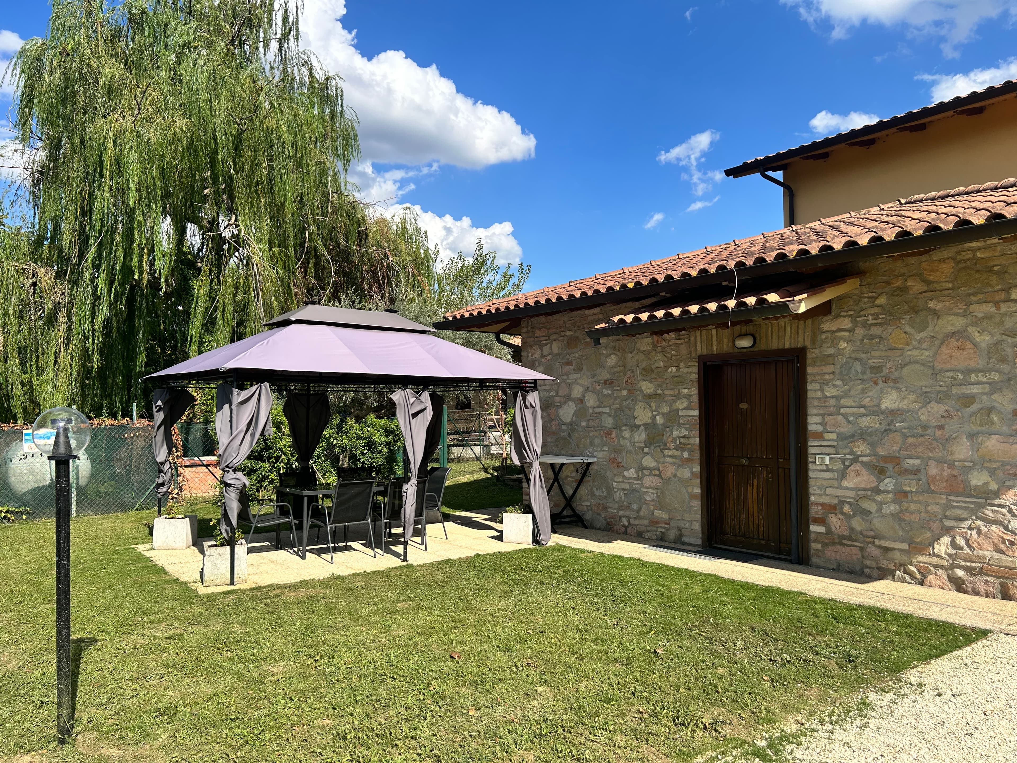 Gazebo e giardino privato dell'appartamento Sagittario