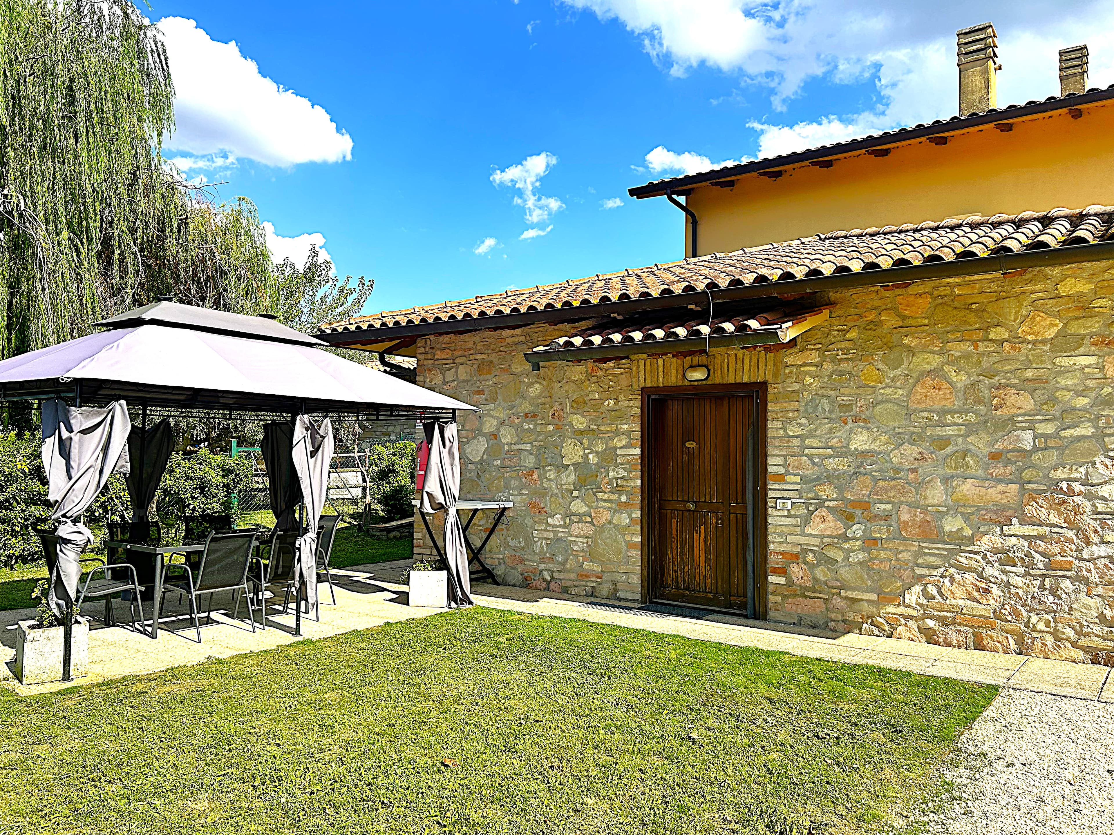 Esterno in pietra dell'appartamento Sagittario con gazebo e giardino privato, Agriturismo La Mora