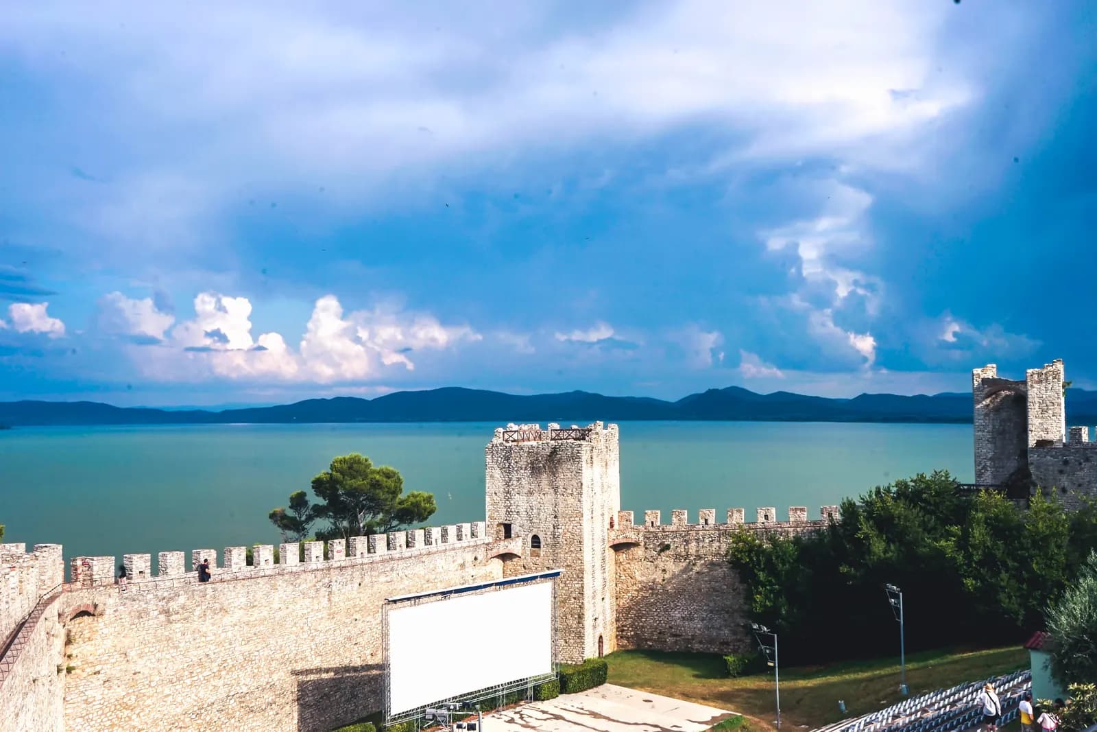 Le lac Trasimène vu des remparts de Castiglione del Lago, avec les tours de la forteresse