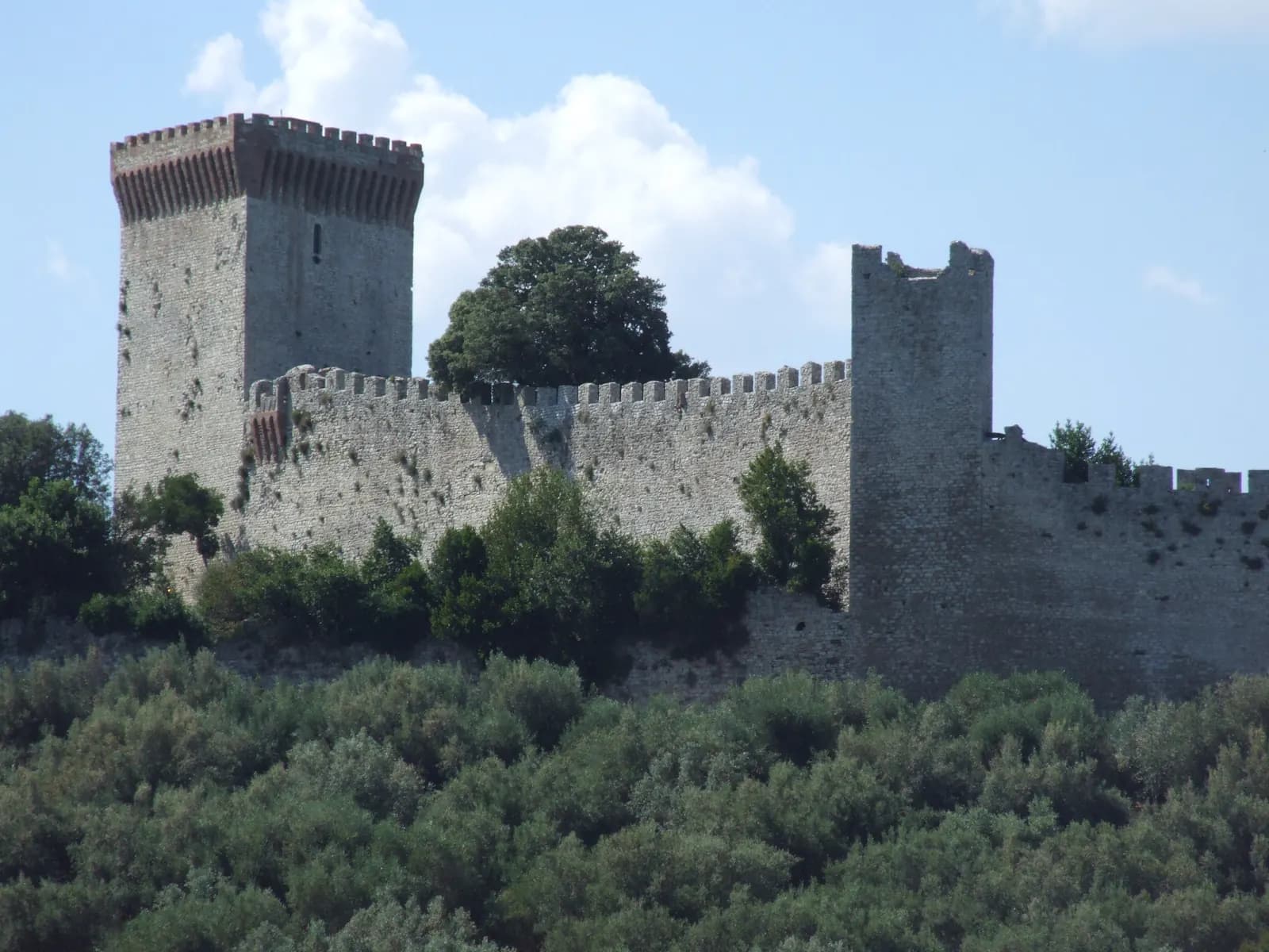 Les remparts et les tours de la Rocca del Leone à Castiglione del Lago