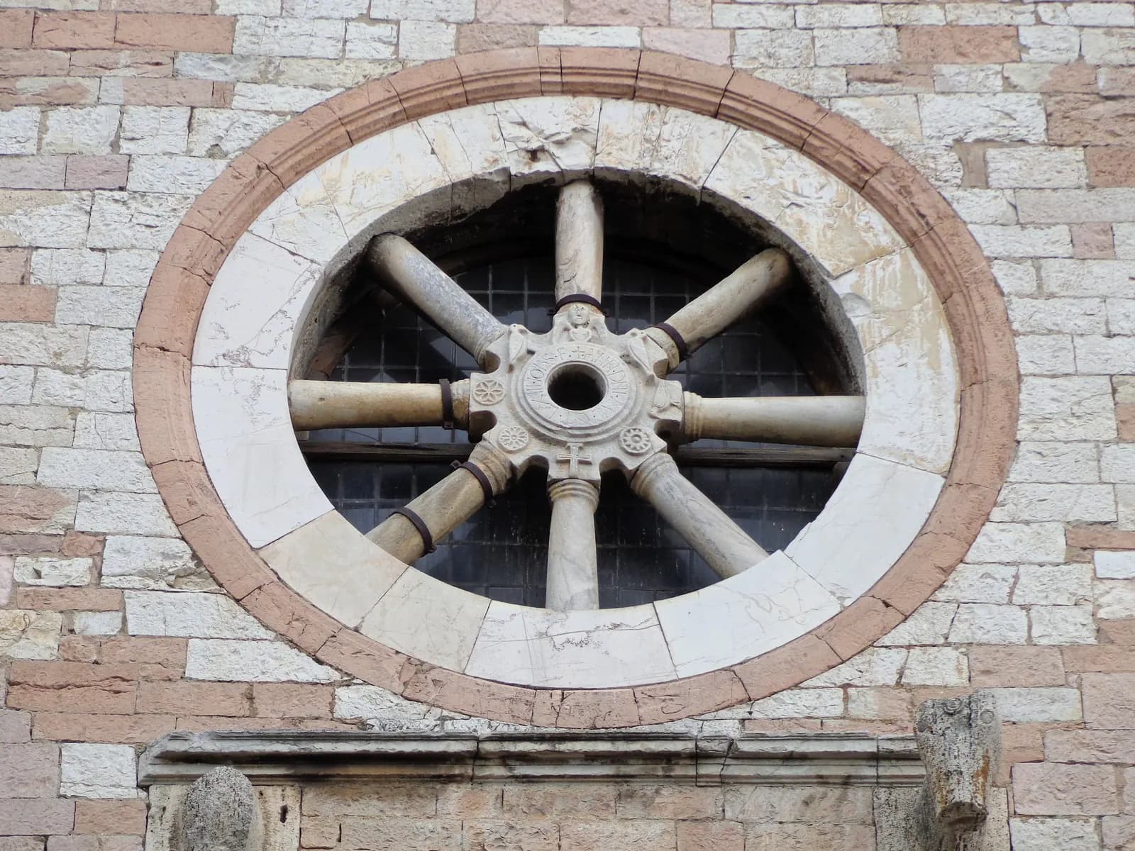Il rosone in pietra della facciata di Santa Maria Maggiore ad Assisi