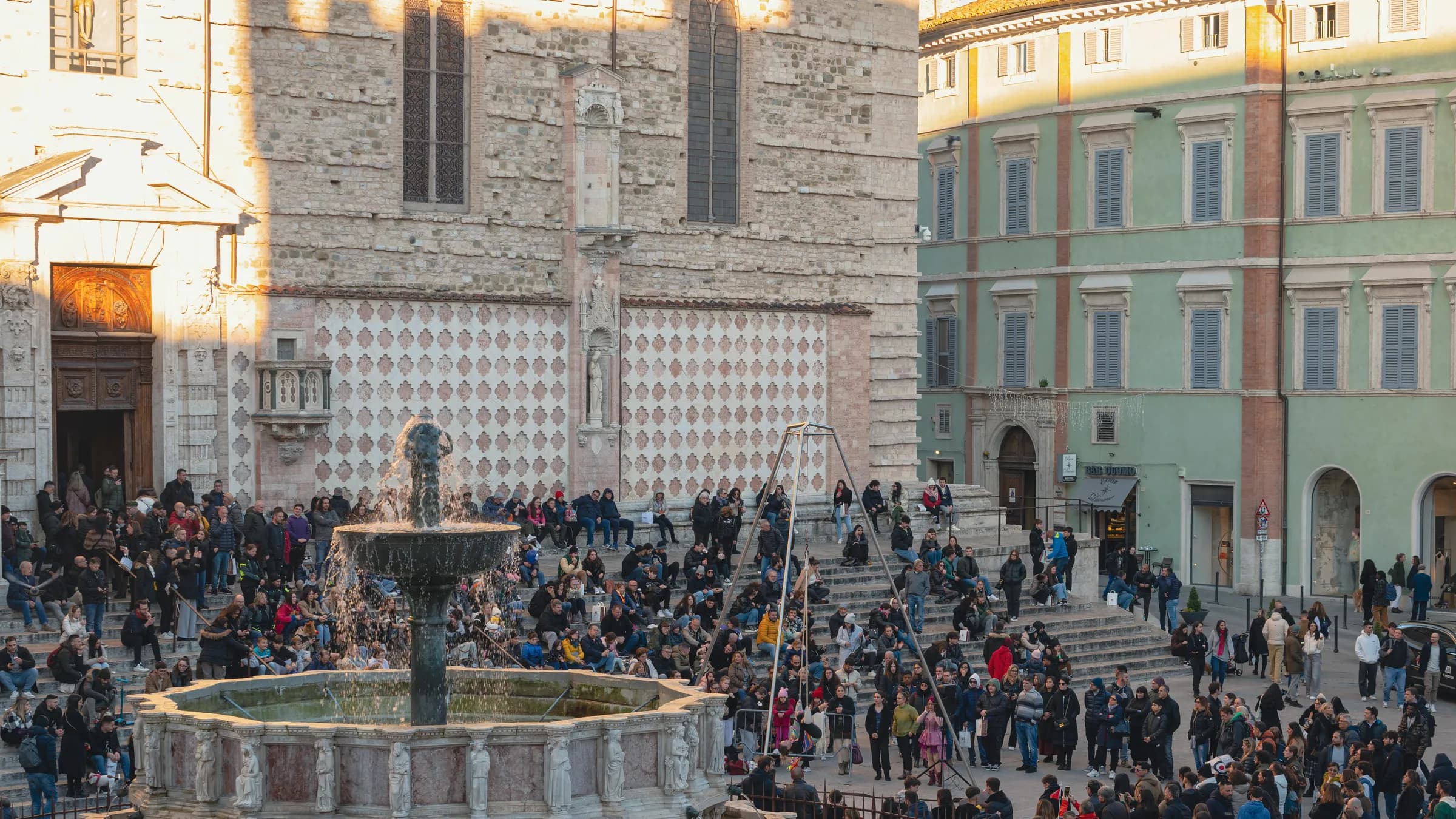 Folla in piazza IV Novembre a Perugia durante Eurochocolate 2024, con la Fontana Maggiore e il fianco della Cattedrale di San Lorenzo