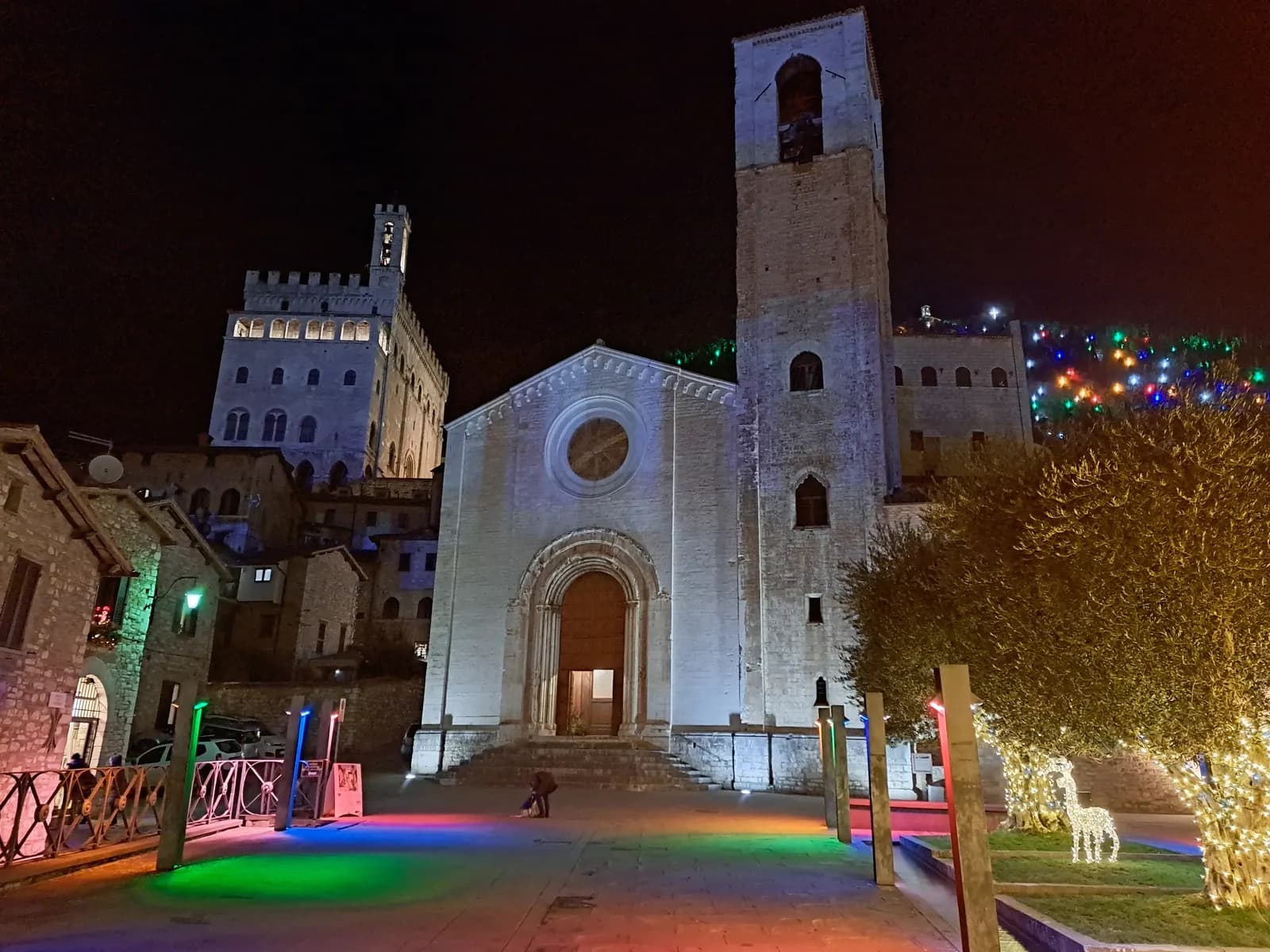 Die Piazza San Giovanni in Gubbio mit Weihnachtsbeleuchtung am Abend