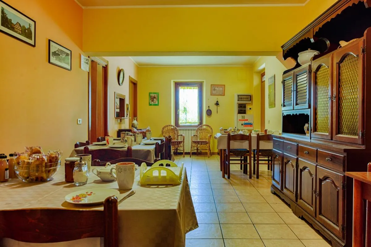 Sala comune con la colazione pronta ad Agriturismo La Mora