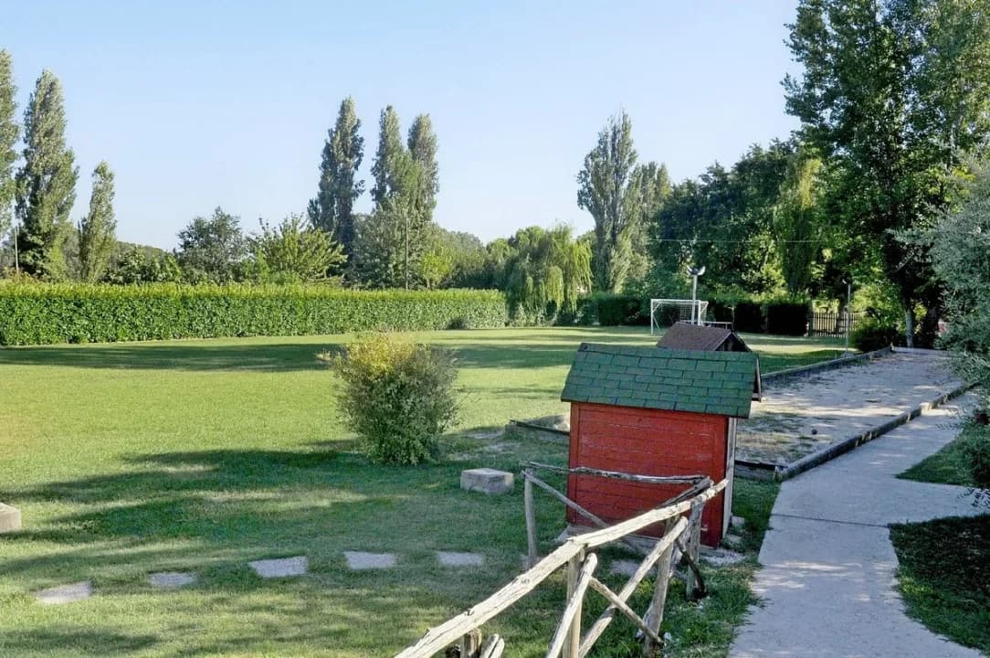 Area relax accanto alla piscina di Agriturismo La Mora