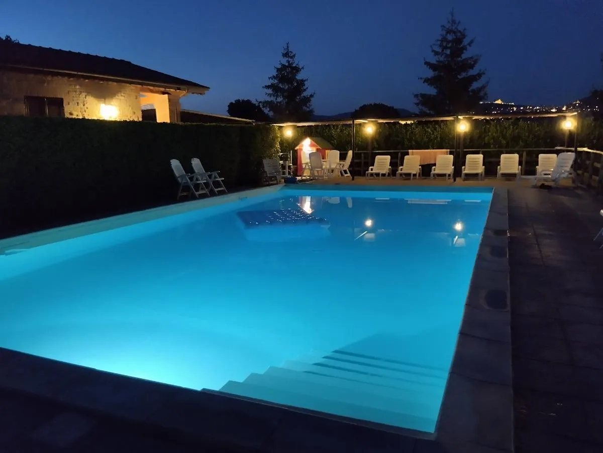 Piscina panoramica di Agriturismo La Mora, a pochi minuti da Umbriafiere