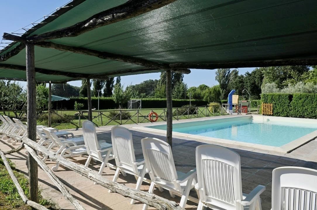 Sedie a bordo piscina di Agriturismo La Mora