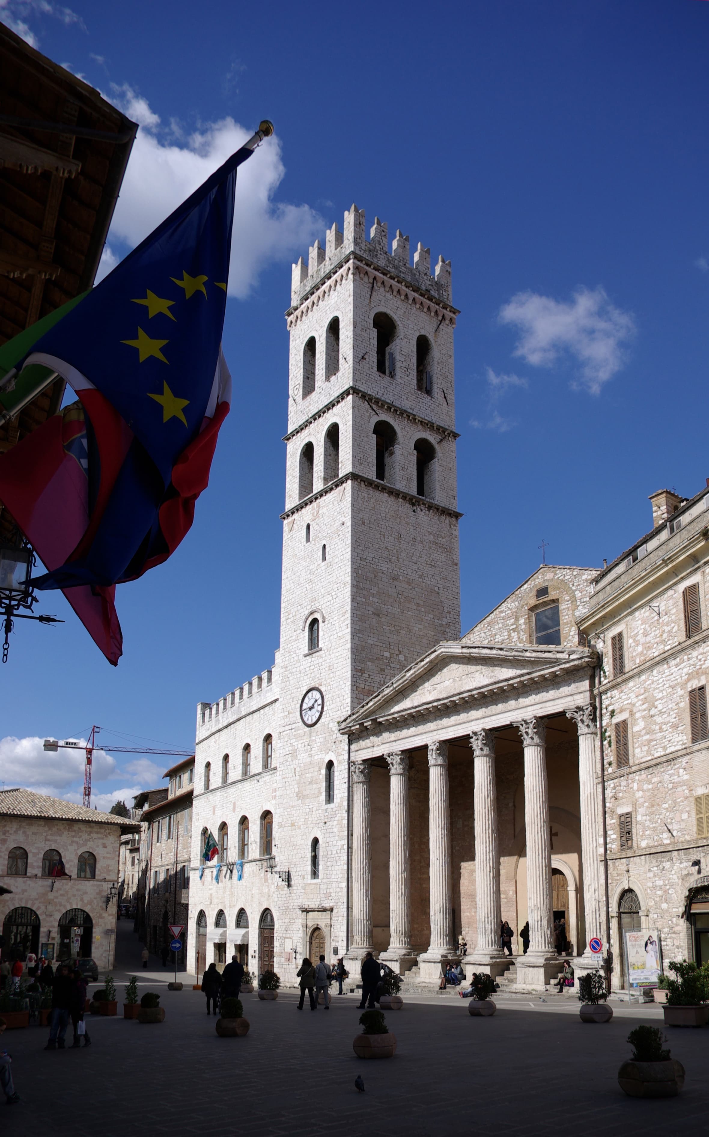 Piazza del Comune ad Assisi, con il Tempio di Minerva