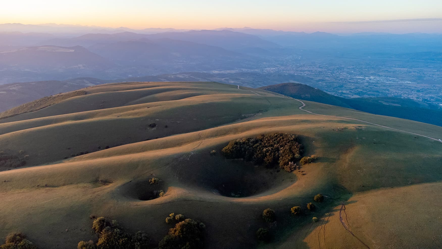 Vista aerea dai pascoli d'altura del Monte Subasio al tramonto